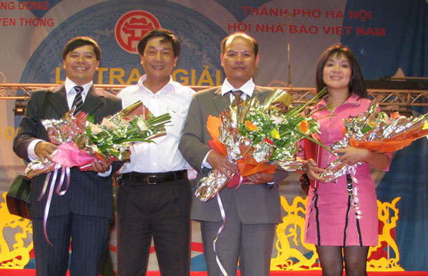 3 tác giả của HNB Lâm Đồng nhận giải C chụp hình lưu niệm với Chủ tịch Hội Nhà báo Lâm Đồng.