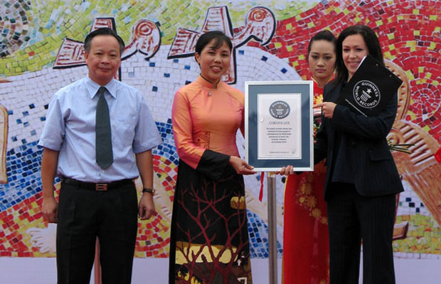 Đại diện Unesco trao chứng nhận kỷ lục Guiness thế giới cho con đường gốm sứ.