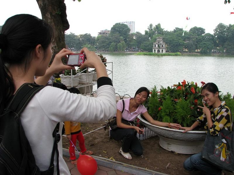 Ai cũng muốn ghi lại những khoảnh khắc kỷ niệm bên Hồ Gương vào ngày đại lễ.