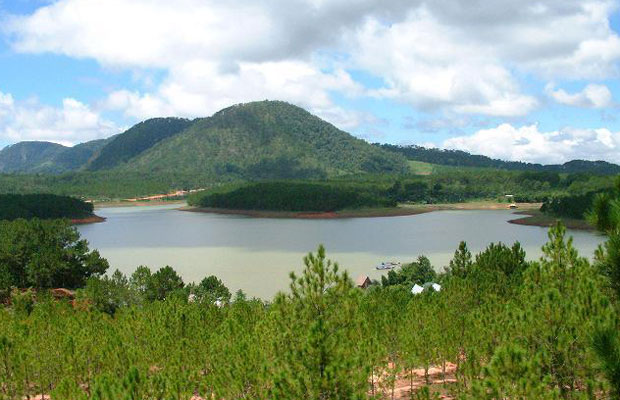Mực nước hồ Tuyền Lâm đã thấp hơn 2 mét.