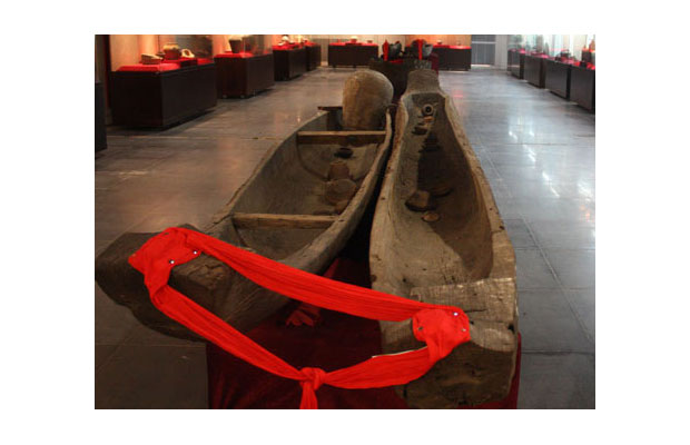 Những chiếc thuyền độc mộc tại Bảo tàng.