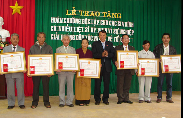 Ông Trương Văn Thu -TUV, Phó Chủ tịch UBND tỉnh trao tặng HCĐL cho thân nhân các gia đình chính sách.