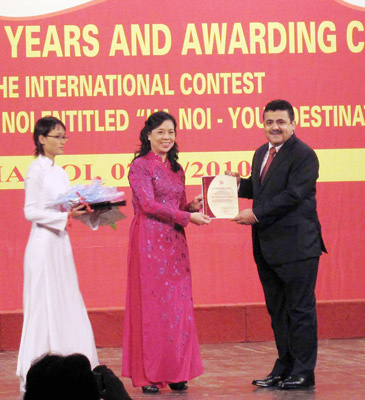 Ông Saadi Salama- đại sứ Palestine tại Việt Nam giành giải đặc biệt cuộc thi “Hà Nội- Điểm hẹn của bạn”