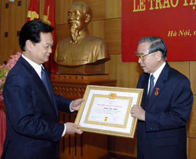Thủ tướng Nguyễn Tấn Dũng trao Huy hiệu 50 năm tuổi Đảng cho đồng chí Phan Văn Khải - Ảnh Chinhphu.vn