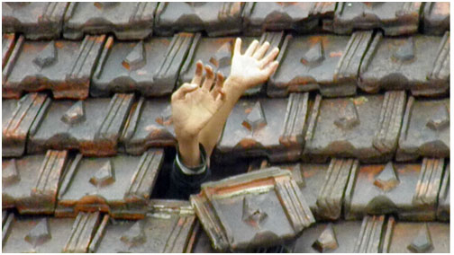 Những cánh tay trổ mái nhà kêu cứu ở huyện Bố Trạch (Quảng Bình) khi canô cứu nạn đi qua ngày 6-10 - Ảnh: HỮU KHÁ