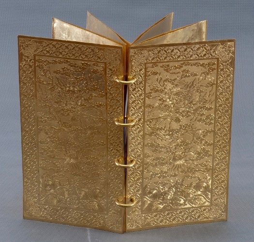 Sách vàng thời Gia Long đúc năm 1806, nặng 2,1 kg.