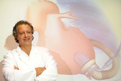 Bác sĩ  Antonio Amodeo người thực hiện ca ghép tim nhân tạo cho bệnh nhân 15 tuổi.