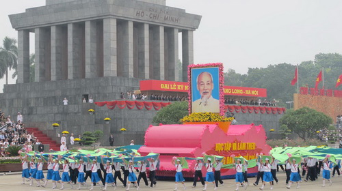 Rước di ảnh Chủ tịch Hồ Chí Minh. 