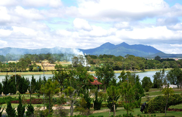 Toàn cảnh núi Lang Bian.