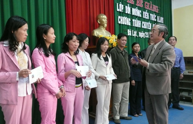 Trao chứng chỉ cho CBCC tham gia các lớp bồi dưỡng kiến thức quản lý nhà nước tại Trường Chính trị Lâm Đồng.