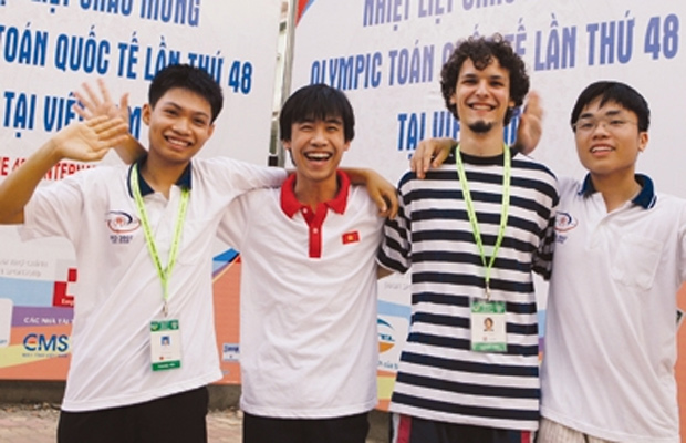 Ba thành viên đội tuyển thi Toán quốc tế của Việt Nam đoạt HCV năm 2007 chung vui với thí sinh quốc tế .