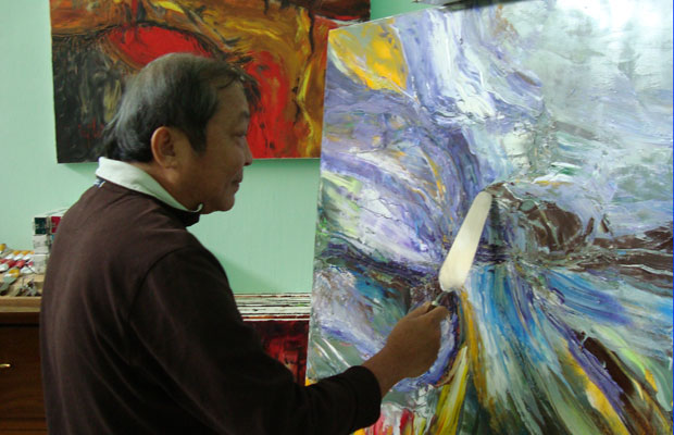 Họa sỹ Nguyễn Lai với tác phẩm “hình vuông”.