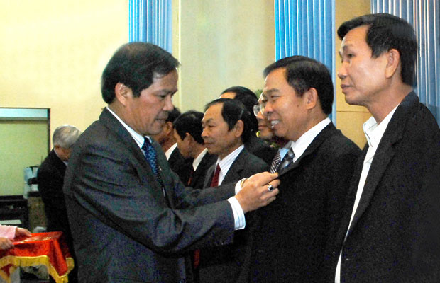 Đồng chí Nguyễn Xuân Tiến - Phó Bí thư thường trực Tỉnh ủy trao kỷ niệm chương.