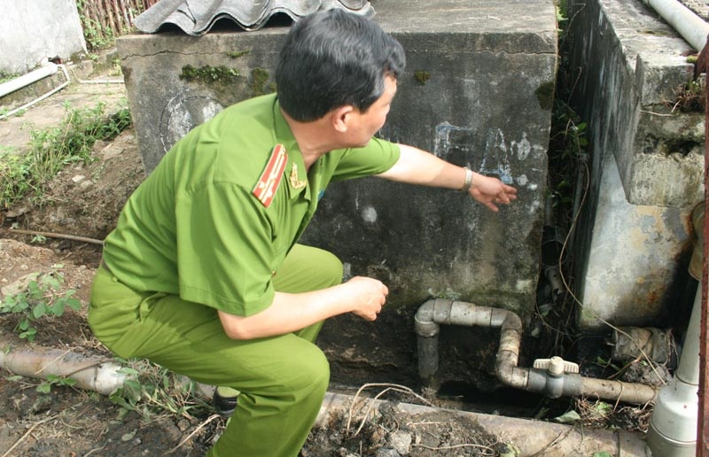 Hệ thống đường ống đã được gia cố thêm để đổ nước thải chưa qua xử lý ra môi trường.