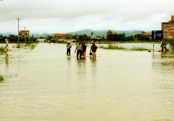 Nước lũ đã làm tuyến đường từ quốc lộ 1A nối với trung tâm huyện Lệ Thủy (Quảng Bình) bị ngập sâu từ 0,5 đến hơn 1m.