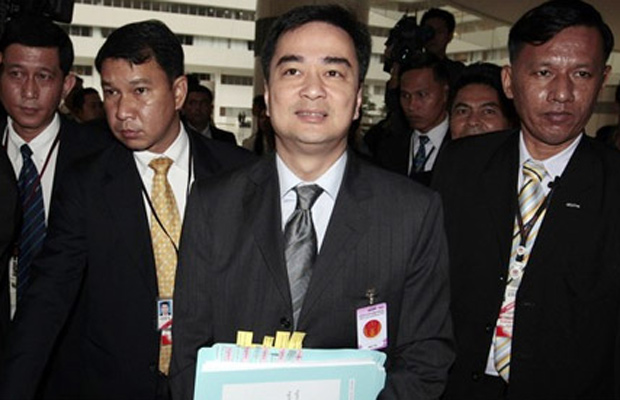 Thủ tướng Abhisit đến tòa làm chứng trước tòa.