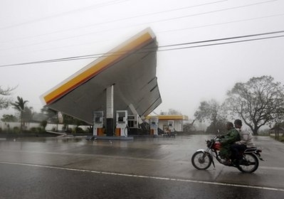 Một trạm xăng bị bão tàn phá phần mái.