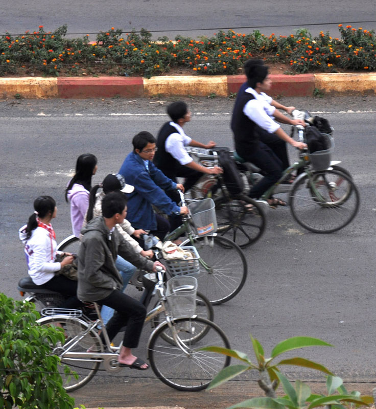 Học sinh Trường THPT Di Linh đi xe đạp hàng 5, hàng 6 lấn cả một làn quốc lộ 20!