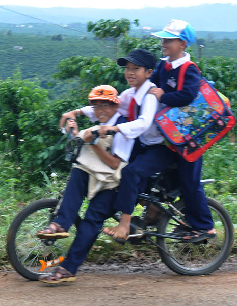 Ba học sinh Trường THCS Hoà Ninh (Di Linh) đi học về lại… “nhỡn nhơ” trên cùng một xe đạp!