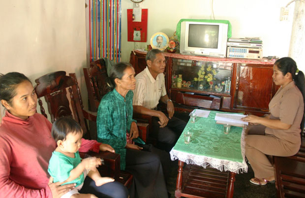 Chị Ka Wài  (bìa phải) tuyên truyền vận động bà con tại thôn dân tộc của mình chấp hành chủ trương chính sách của Đảng và Nhà nước.