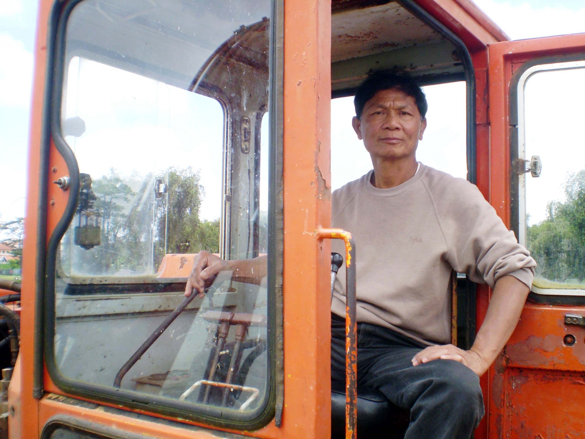 Ông Nguyễn Hòa, người chủ doanh nghiệp điều khiển chiếc xe xúc rác bên hồ Xuân Hương, Đà Lạt