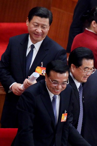 Phó Thủ tướng Trung Quốc Lý Khắc Cường (phía trước) bên cạnh Chủ tịch Hồ Cẩm Đào. Phía sau là ông Tập Cận Bình tại kỳ họp toàn thể thứ 4, Quốc hội Trung Quốc ngày 11/3/2010.