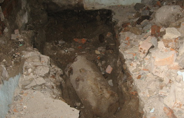 Nha Trang: Đào móng, phát hiện bom tạ dưới nền nhà