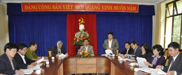 Đồng chí Đoàn Văn Việt – UVBTV Tỉnh ủy, Bí thư Thành ủy báo cáo với Bí thư Tỉnh ủy và đoàn kiểm tra về các bước chuẩn bị Hội nghị tổng kết 4 năm thực hiện cuộc vận động.