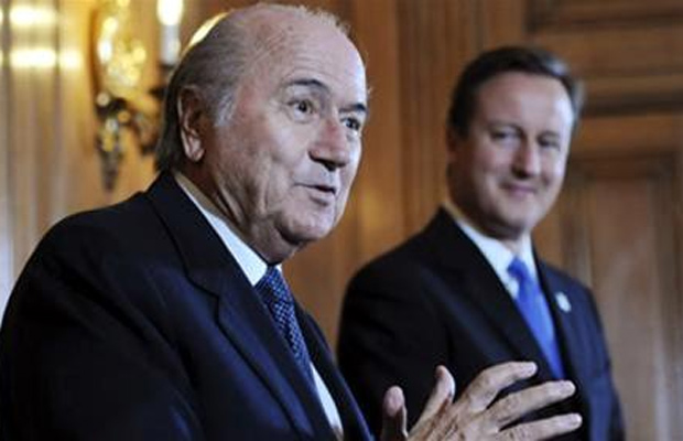 Chủ tịch FIFA Sepp Blatter (trái) cam kết FIFA sẽ điều tra nghiêm túc vụ việc - Ảnh: Reuters