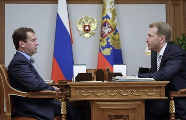 Tổng thống Nga Dmitry Medvedev (trái) và Phó thủ tướng Igor Shuvalov - Ảnh: Reuters.