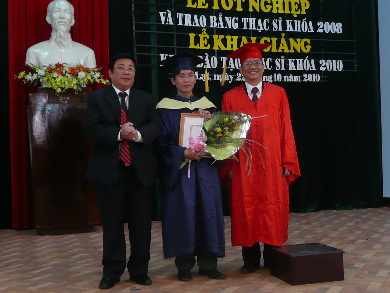 Ông Huỳnh Đức Hòa, Phó Bí thư Tỉnh ủy, Chủ tịch UBND cùng PGS - Tiến sỹ Vũ Đình Thành, Hiệu trưởng ĐH Bách khoa TP HCM (áo đỏ) trao bằng khen cho học viên tốt nghiệp xuất sắc.  