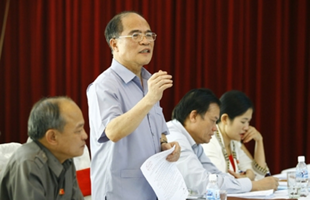 Phó Thủ tướng Nguyễn Sinh Hùng phát biểu tại thảo luận tổ. 