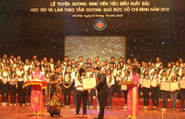 Đ/c Hà Thị Khiết, Bí thư Trung ương Đảng, Trưởng Ban Dân vận TW và đ/c Thứ trưởng Bộ GD-ĐT Trần Quang Quý trao tặng bằng khen và kỷ niệm chương cho sinh viên tiêu biểu xuất sắc tại buổi Lễ.
