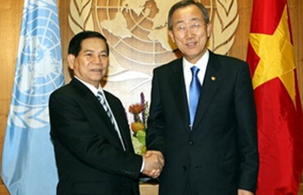 Chủ tịch nước Nguyễn Minh Triết gặp Tổng thư ký Liên Hợp Quốc Ban Ki-moon nhân dịp dự phiên họp của Liên Hợp Quốc tháng 9/2009