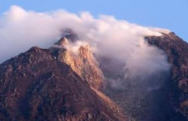 Khói bốc lên từ núi lửa Merapi hôm 25-10 - Ảnh: Reuters.
