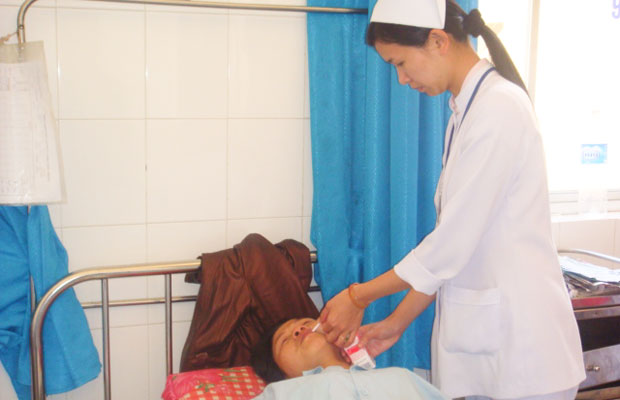 Nạn nhân Nguyễn Thị Nội đang được các bác sĩ tại Khoa Ngoại - Bệnh viện Đa khoa Lâm Đồng cấp cứu vì bị hạ đường huyết và thiếu canxi.