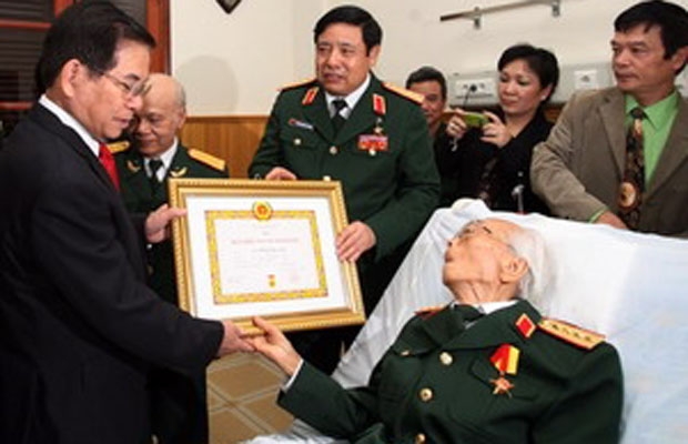 Trao tặng Đại tướng Võ Nguyên Giáp huy hiệu 70 năm tuổi Đảng