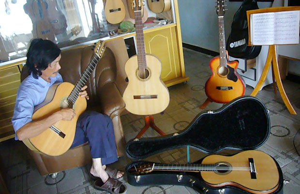 Huỳnh Kim Hoàng và những phút giây thư thả bên đàn guitar.
