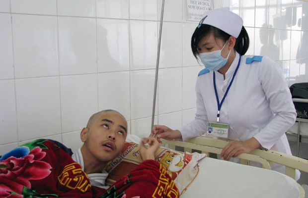 Em Triệu Bảo Long đang được điều trị tại Bệnh viện Đa khoa Lâm Đồng.
