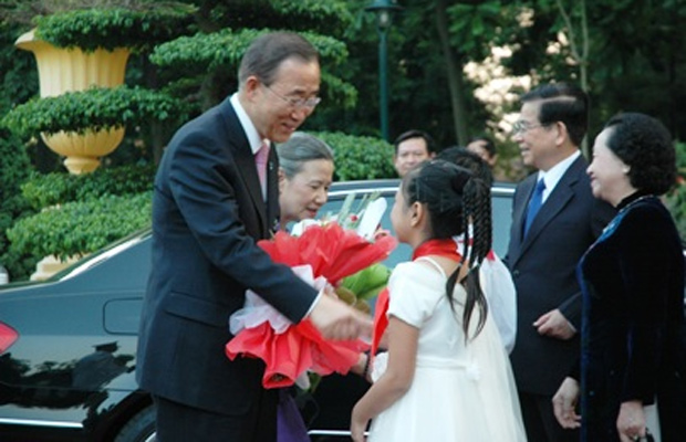 Chủ tịch nước Nguyễn Minh Triết nhiệt liệt chào mừng Tổng Thư ký Ban Ki Mun sang thăm chính thức Việt Nam.