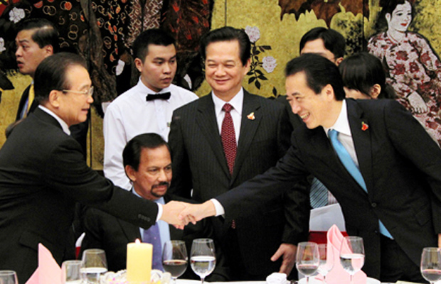 Thủ tướng Nguyễn Tấn Dũng chứng kiến Thủ tướng Trung Quốc Ôn Gia Bảo (trái) bắt tay Thủ tướng Nhật Bản Naoto Kan tại bữa tiệc trưa ở Hà Nội ngày 29/10 - Ảnh: AFP
