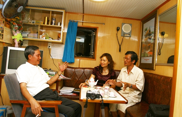 Chuẩn đô đốc Trịnh Đình Xuyên – Phó Tư lệnh Hải quân trò chuyện với nhà báo.