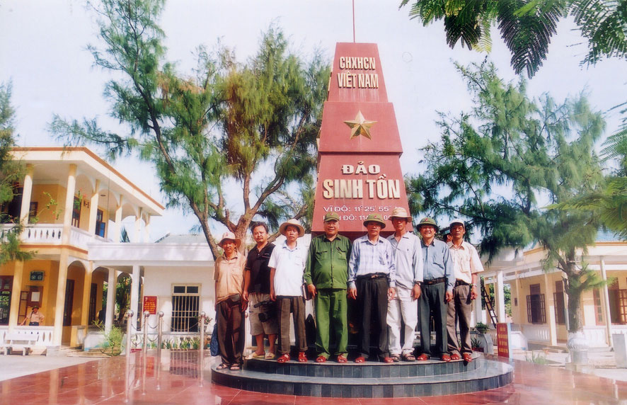 Lâm Đồng bên cột mốc chủ quyền đảo Sinh Tồn.