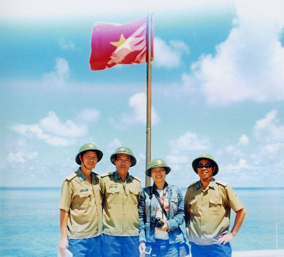 Niềm vui được đứng dưới cờ Tổ quốc tung bay giữa bầu trời biển Đông.