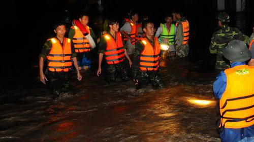 Mặc dù bị lật một canô, đại đội 5 trinh sát, Bộ chỉ huy Quân sự tỉnh Ninh Thuận vẫn cứu được 3 người dân lúc 22g tối 1-11 - Ảnh: TTO