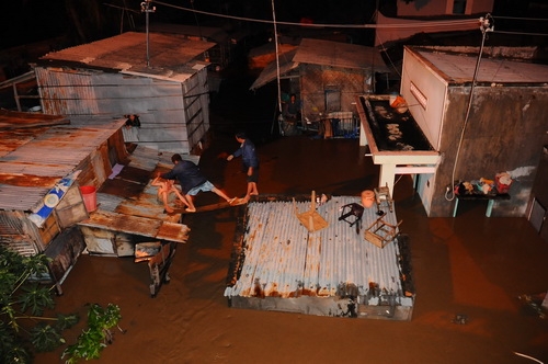 Nhà bị ngập tại khu 5, nằm ngoài đê Yên Kiều, dưới chân cầu Dao Long, Tp.Phan Rang tối 1-11 - Ảnh: TTO