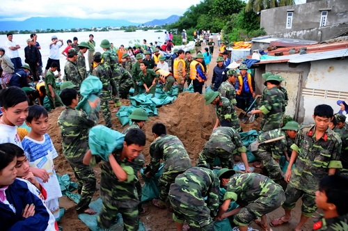 Bộ đội cùng bà con hộ đê ở Ninh Thuận - Ảnh: TTO