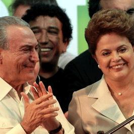 Tổng thống Dilma Rousseff (phải) và Phó Tổng thống Michel Temer ăn mừng chiến thắng.