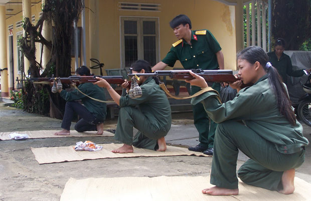Nữ dân quân huyện Cát Tiên huấn luyện bắn súng.