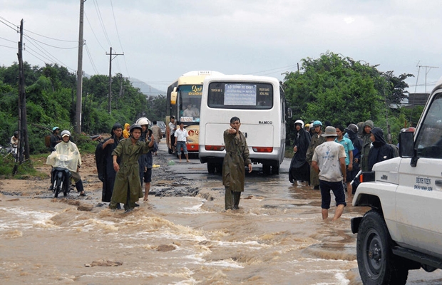 Lực lượng công an huyện Ninh Sơn túc trực ở khu vực Đèo Cậu hướng dẫn thông xe tuyến Phan Rang – Đà Lạt và giúp dân đi qua an toàn ở đoạn đường bị ngập đang rút nước.